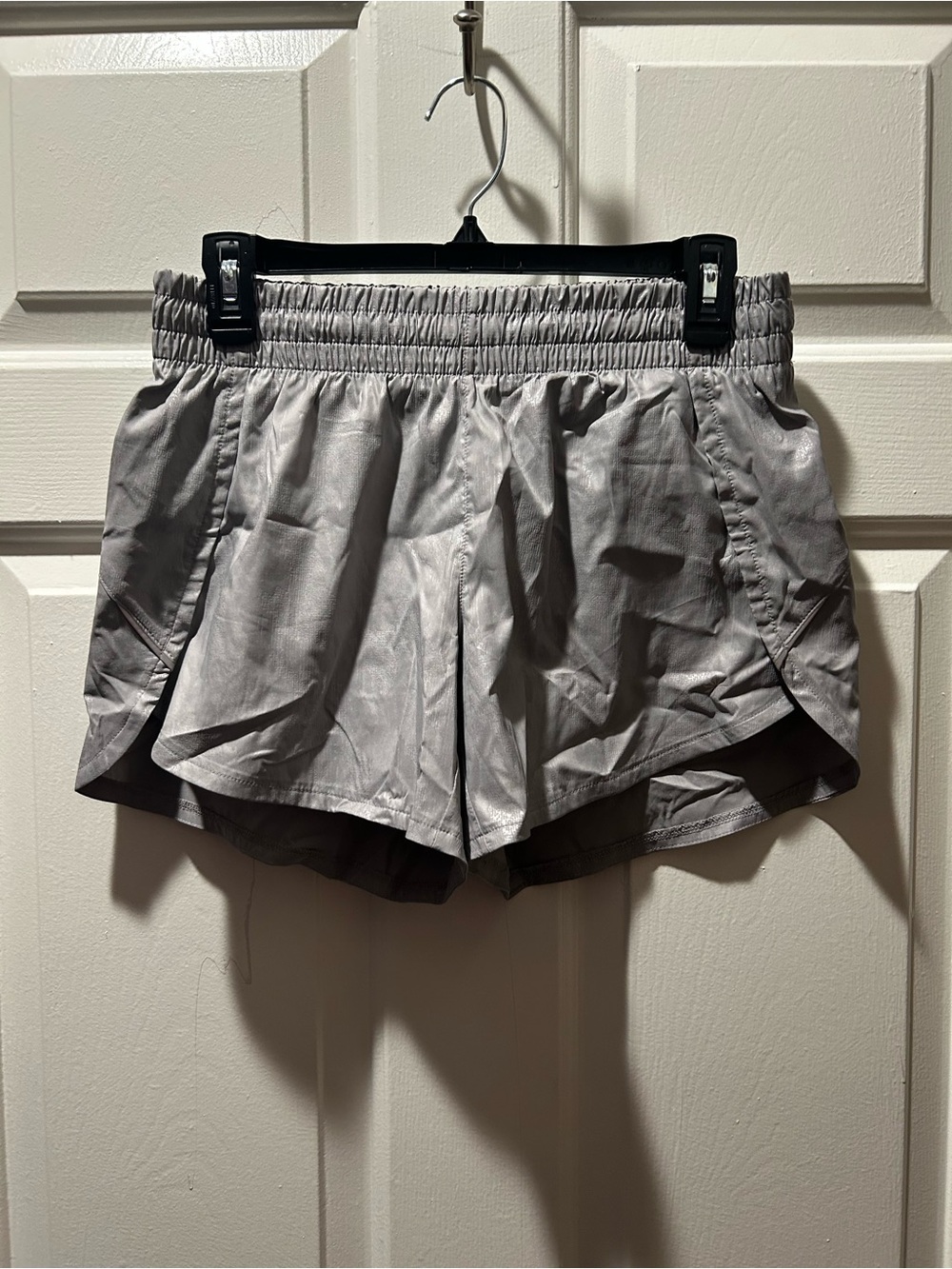 Athleta Shiny Camo Racer Run Mid Rise 4.5" Short Athletic Shorts Gray Small